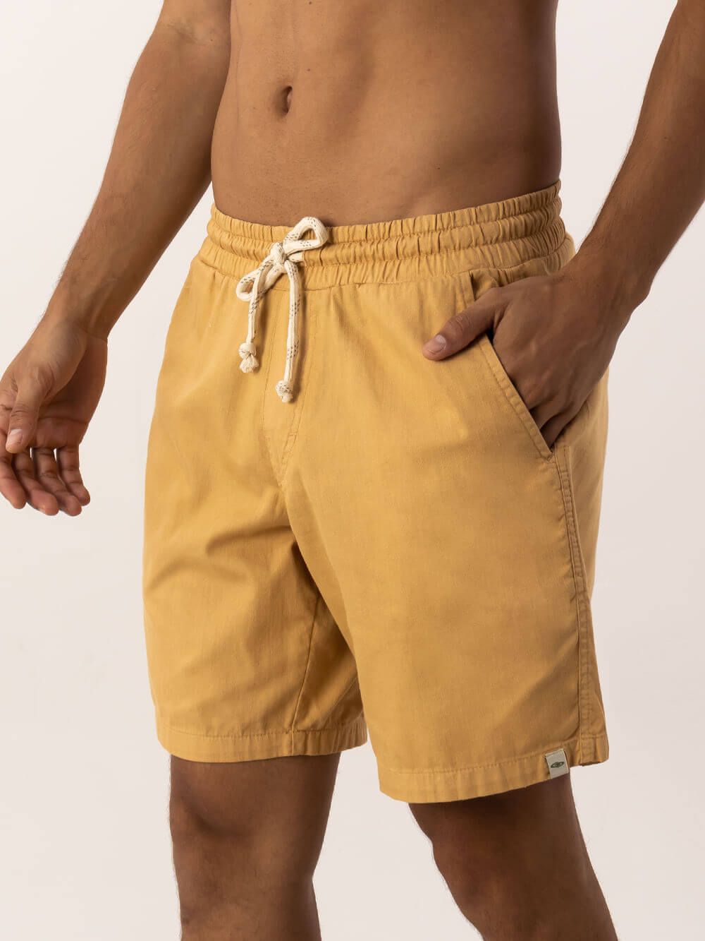 Short de linho relax tinturado em caqui da Greenish, ideal para após surf, com bolso e cadarço.