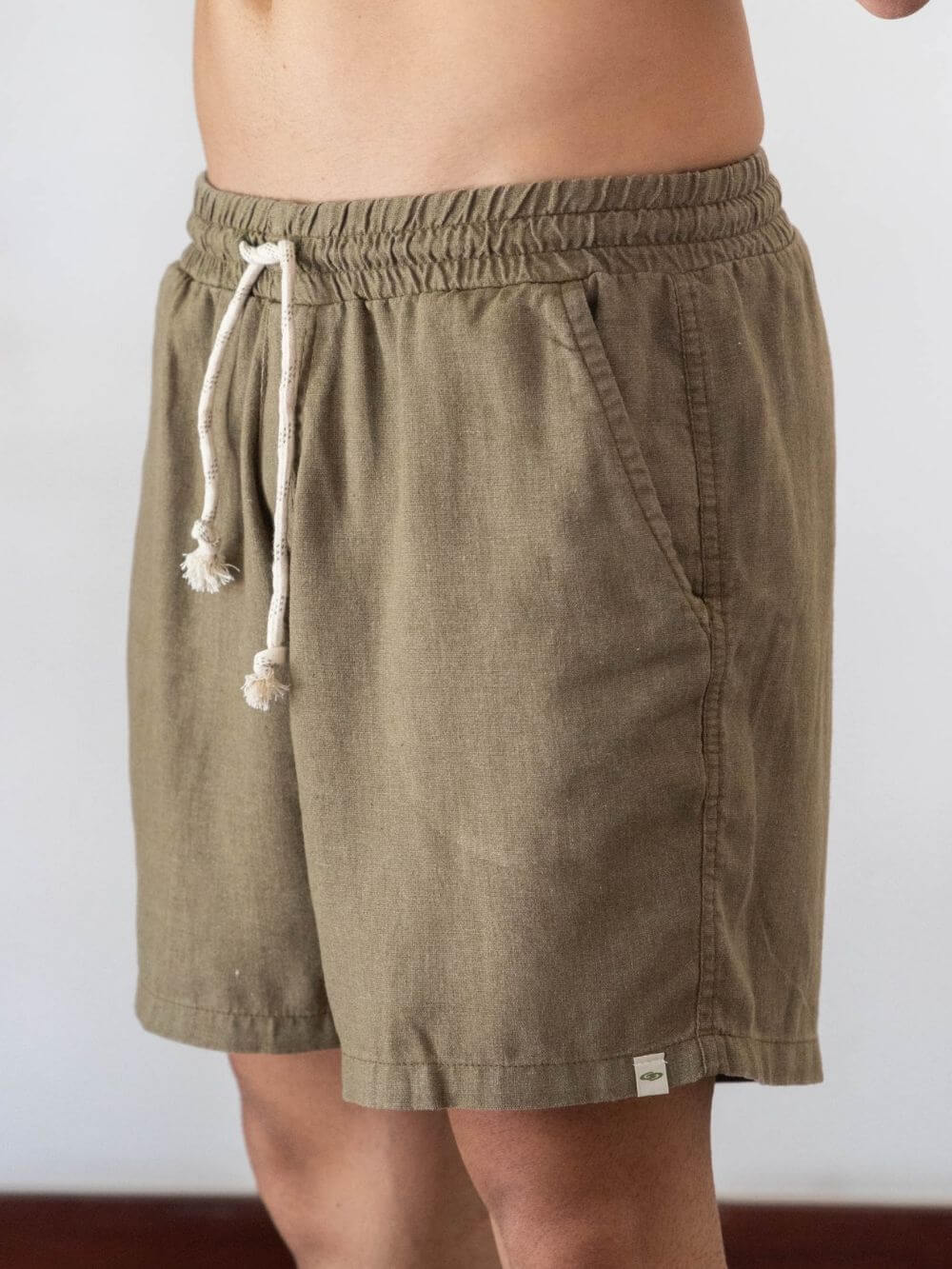 Short Linho Relax Tinturado Verde da Greenish, confortável e prático, ideal para o pós surf.