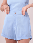 Short Luana Azul, cintura alta e barra italiana, marca Greenish. Toque rústico e fresco em linho e viscose, ideal para o verão.