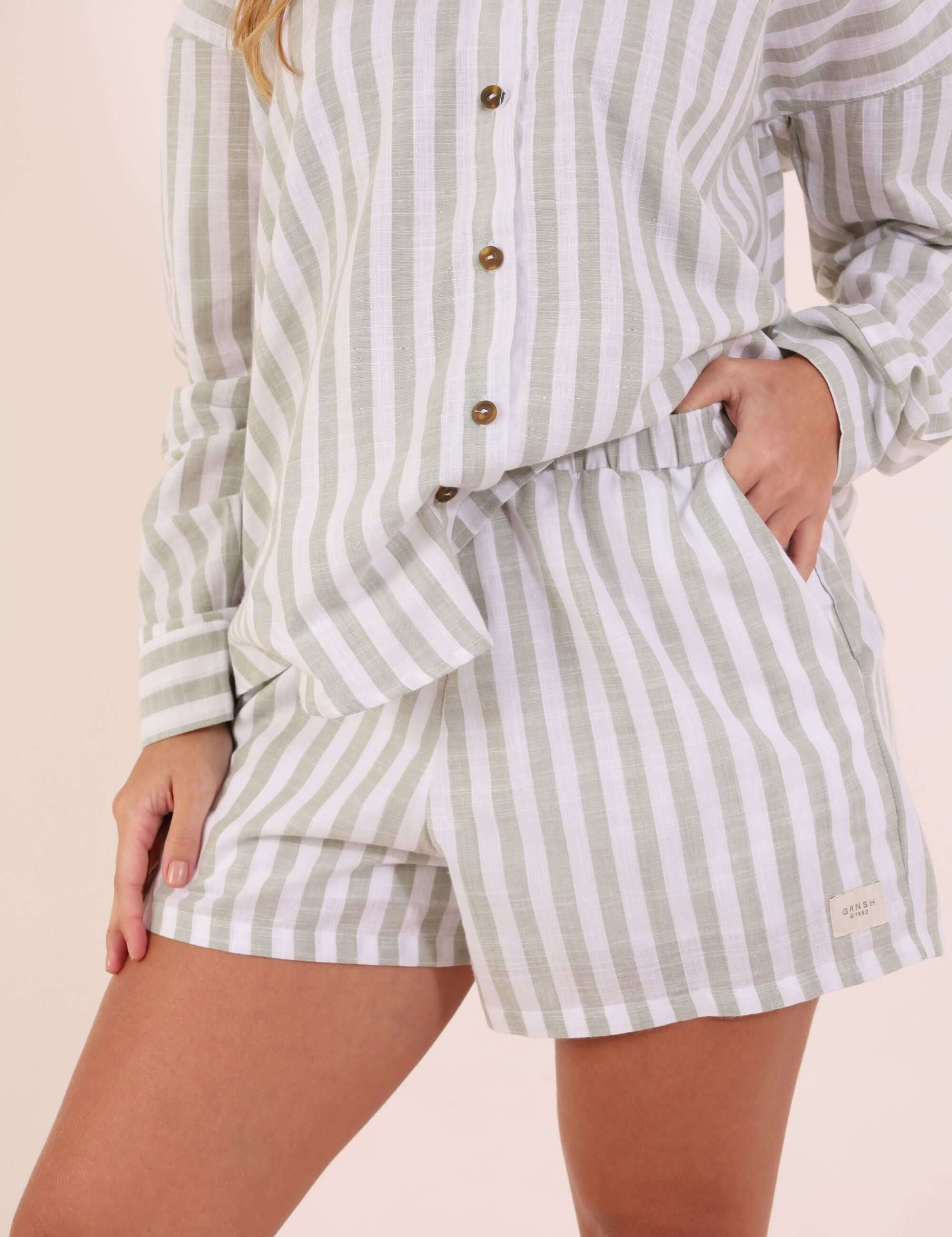 Modelo usando Short Marine - Verde listrado em Biarritz 100% algodão, com camisa combinando, ideal para estilos descomplicados no verão.