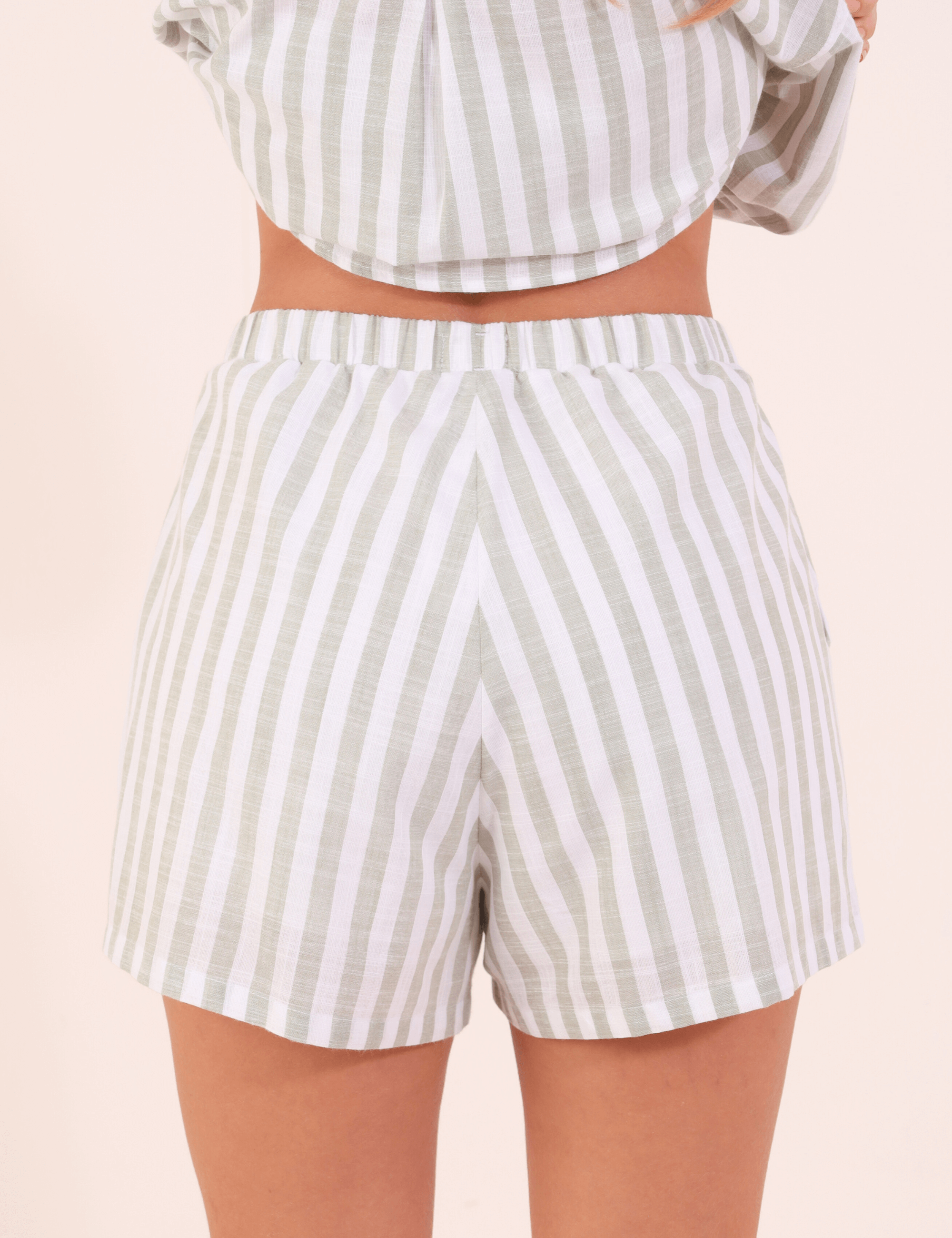 Short Marine - Verde com listras clássicas e ajuste confortável, ideal para dias quentes e relaxamento. Confeccionado em Biarritz 100% algodão.