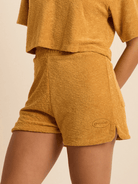 Short Marzo amarelo da Greenish, super confortável e macio, ideal para o dia a dia com bolsos traseiros.