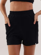 Short Mila Preto da Greenish, modelo feminino com bolsos, ideal para conforto e estilo no dia a dia.