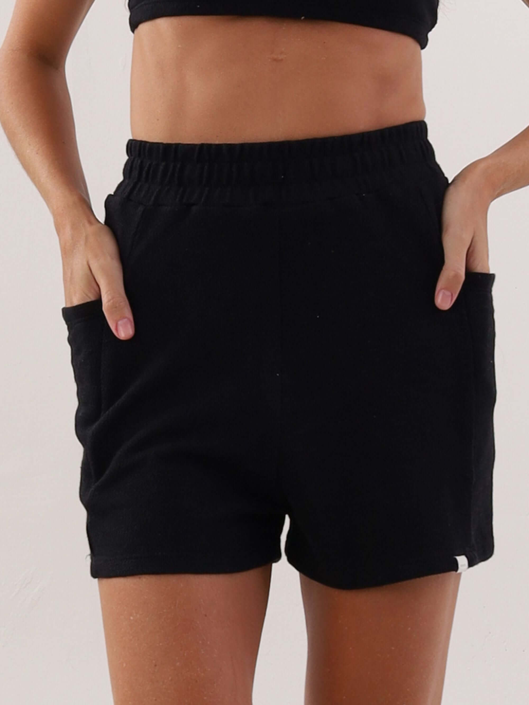 Short Mila Preto da Greenish, modelo feminino com bolsos, ideal para conforto e estilo no dia a dia.
