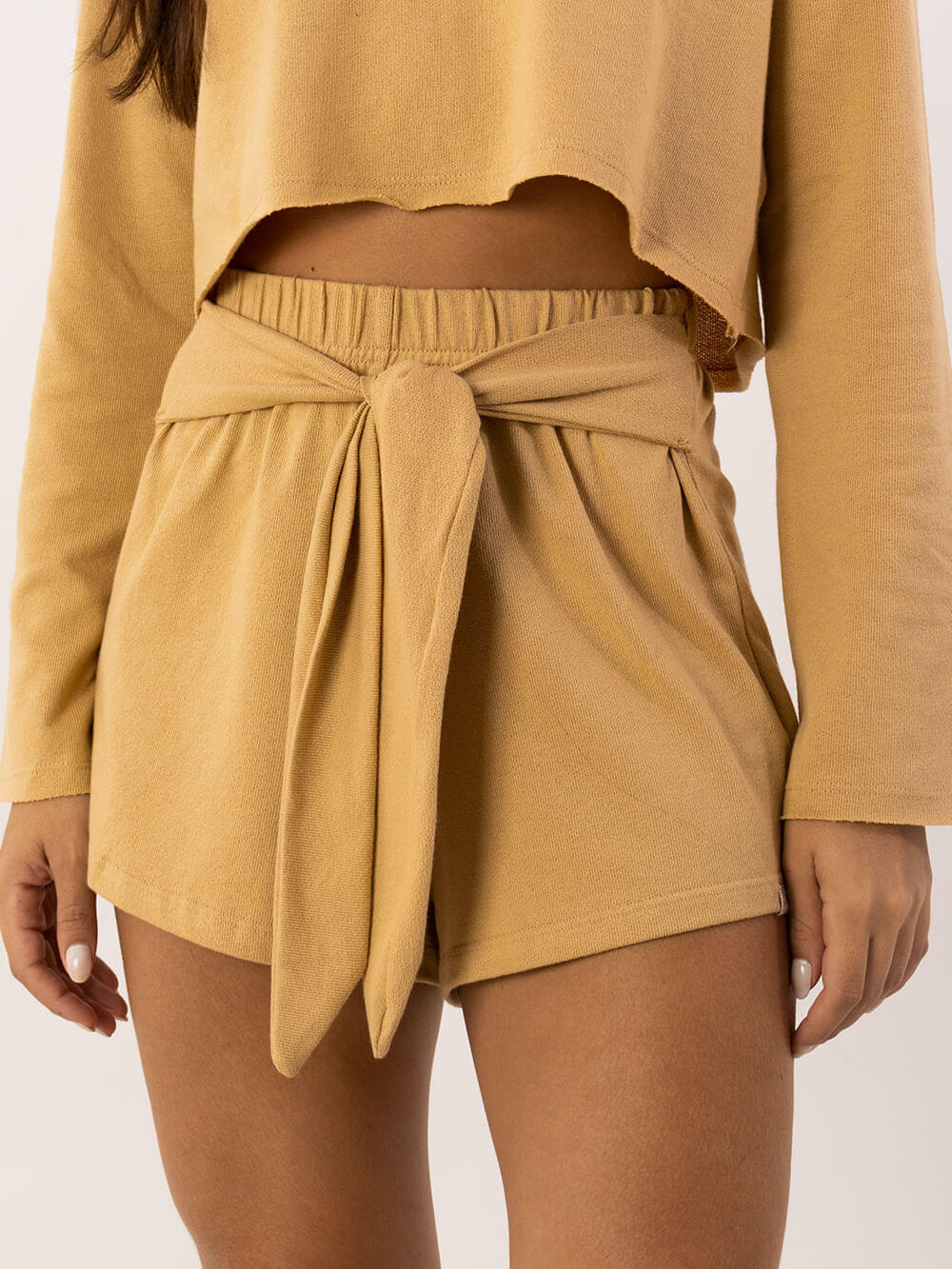 Short moletom caqui da marca Greenish, com cós elástico e faixa para amarração. Ideal para looks despojados.