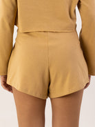 Short Moletom Analuh da Greenish em caqui, vista traseira, ideal para looks confortáveis e modernos.