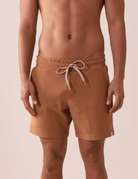 SHORT MOLETOM ARTISAN - AMARELO ESCURO, da Greenish, com cós elástico e cadarço, ideal para conforto e estilo retrô.