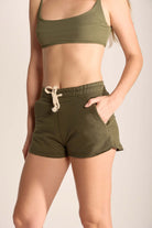 Short Moletom Basic Verde Escuro da Greenish, confortável com modelagem soltinha e cós elástico.