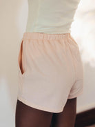 Short moletom Clay laranja da Greenish, com caimento soltinho e bolso faca, conforto e estilo para o dia a dia.