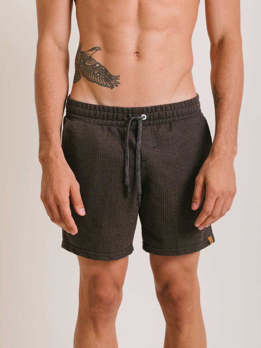 Short moletom Le Rustic da Greenish, preto, confortável com cadarço e trama espinha de peixe.
