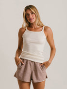 Moletom curto beige da marca Greenish, confortável e com bolso faca, ideal para dias casuais.