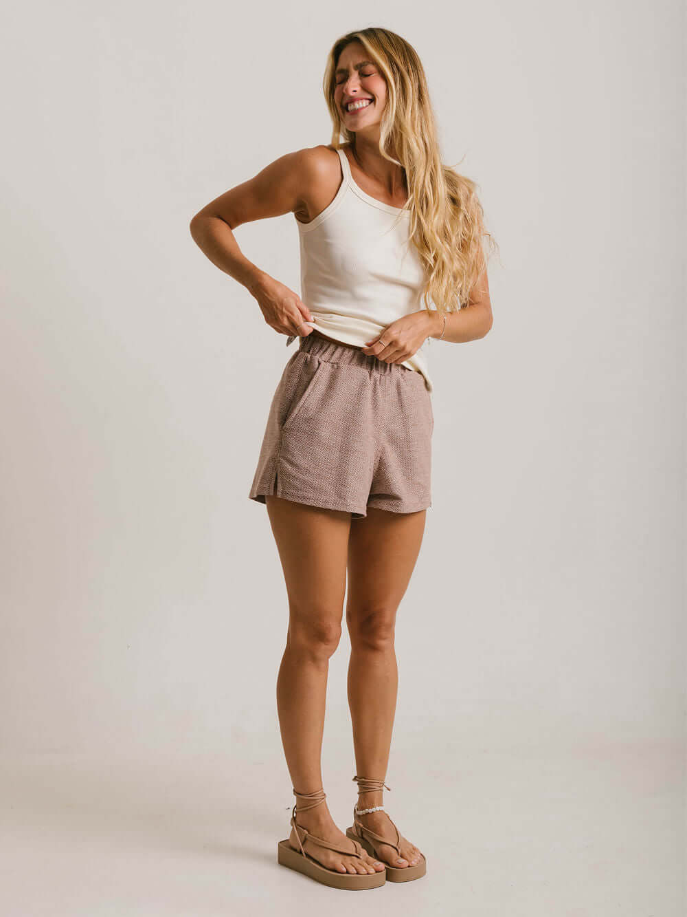 SHORT MOLETOM RUSTIC - BEGE da Greenish, com caimento soltinho e confortável, bolso faca e textura linda.