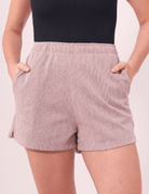 Short Salty Bege da Greenish com cintura alta, textura rústica e bolsos laterais, ideal para conforto e estilo.