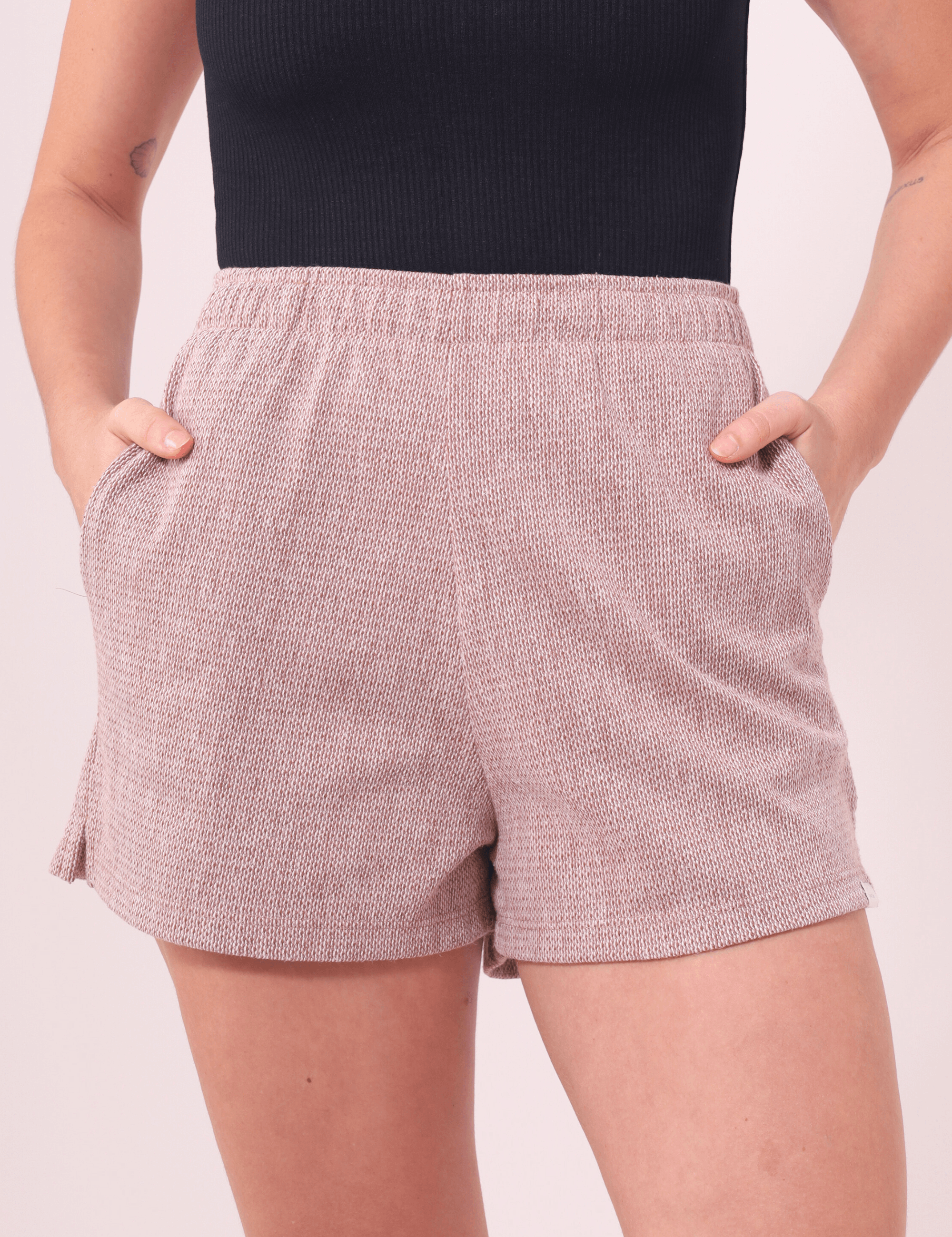 Short Salty Bege da Greenish com cintura alta, textura rústica e bolsos laterais, ideal para conforto e estilo.