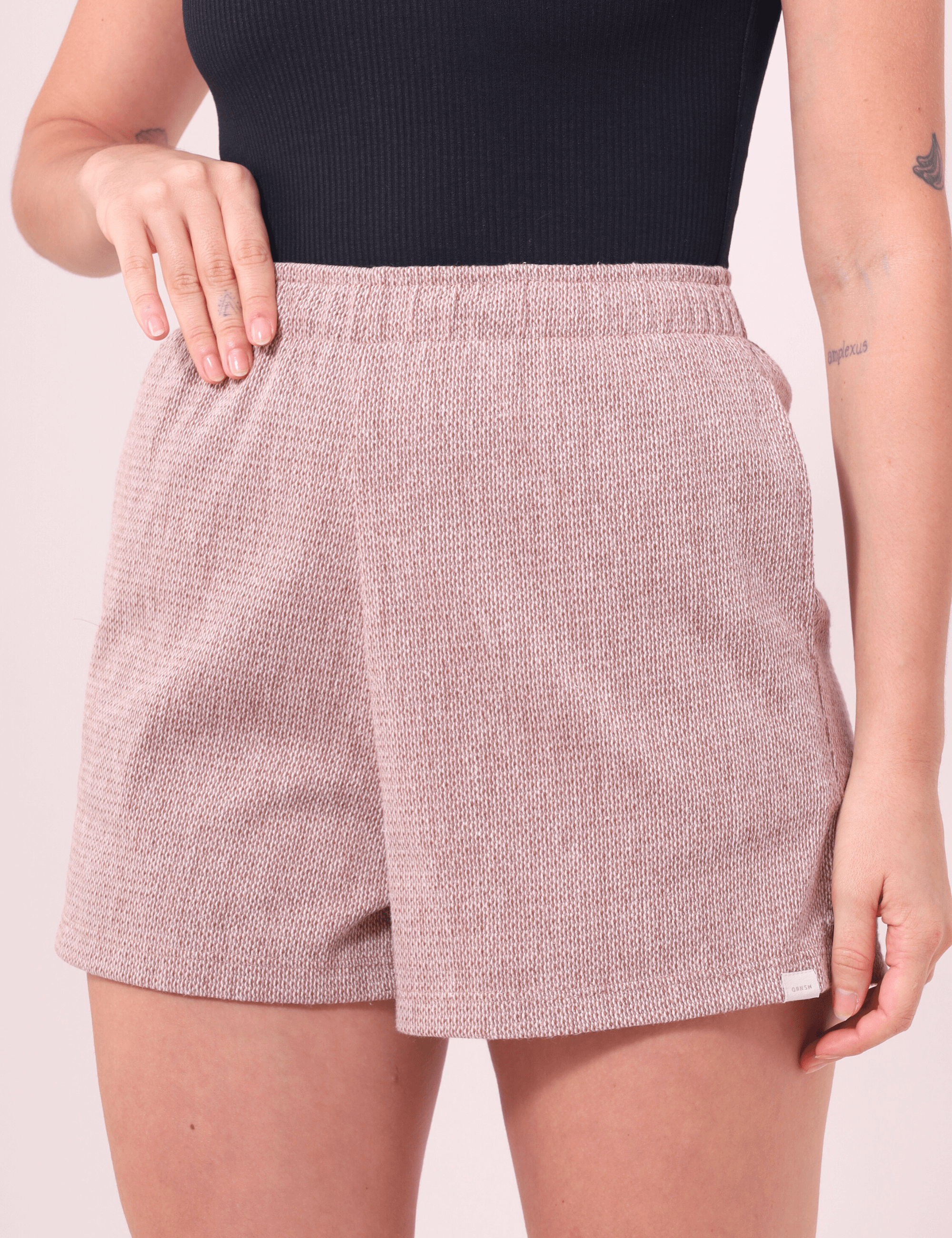 Short Salty Bege da Greenish com listras discretas, cintura alta e bolsos laterais. Ideal para conforto e estilo em dias relaxantes.