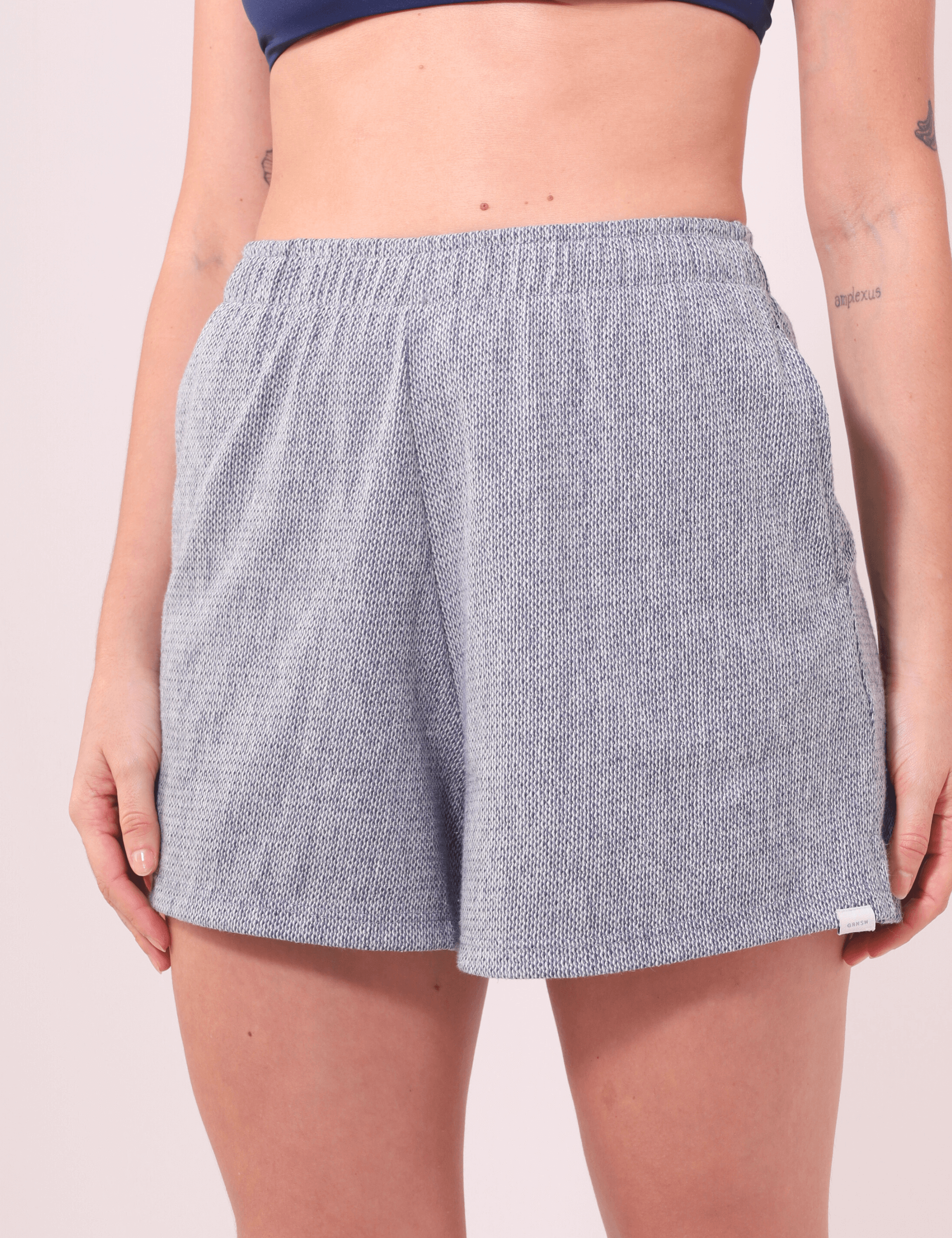 Short Salty Cinza da Greenish com listras verticais e cintura alta, perfeito para conforto e estilo com tecido leve e bolsos laterais.