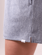 Short Salty Cinza Greenish com textura rústica, listras verticais, cintura alta e fenda na barra para estilo e conforto.