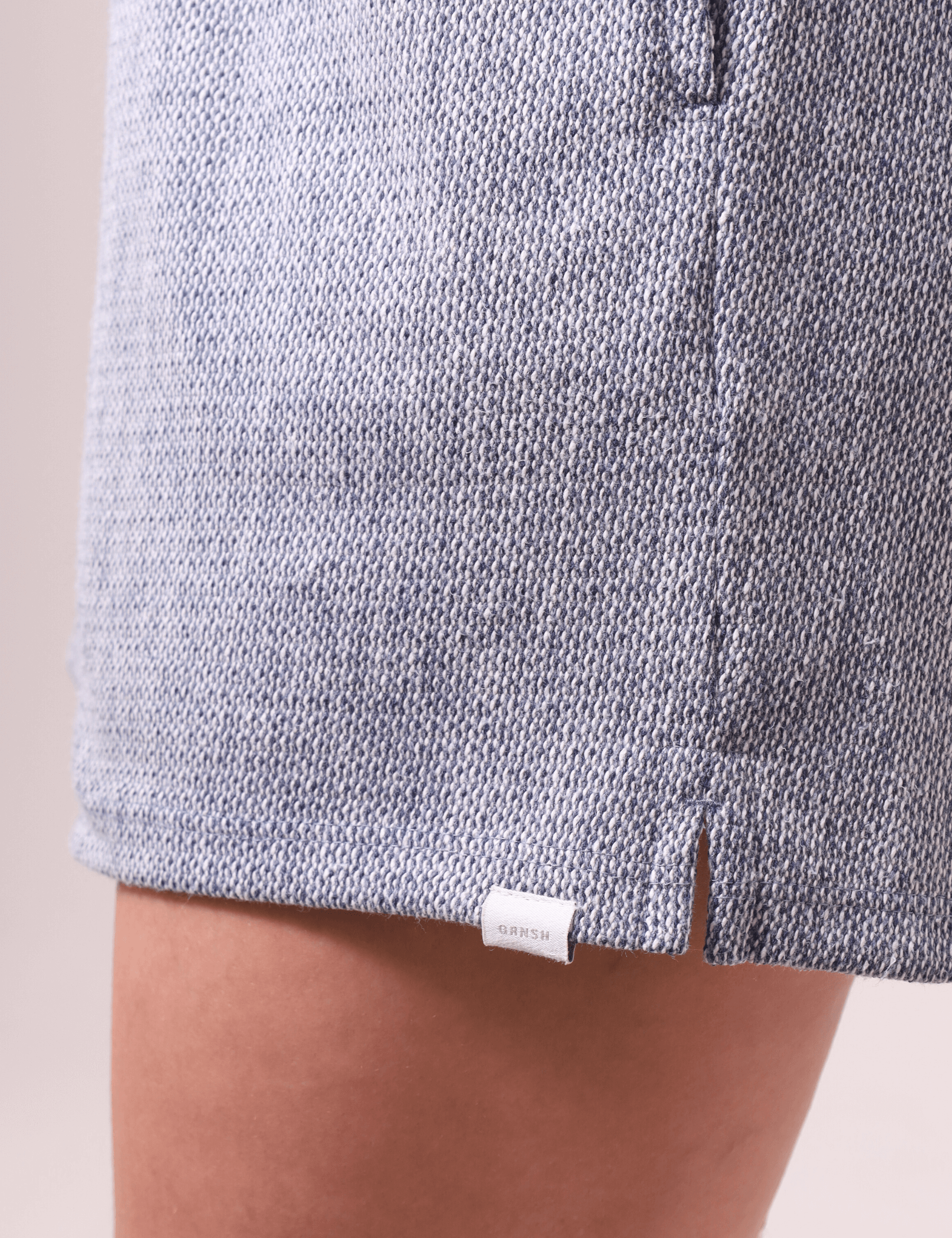 Short Salty Cinza Greenish com textura rústica, listras verticais, cintura alta e fenda na barra para estilo e conforto.