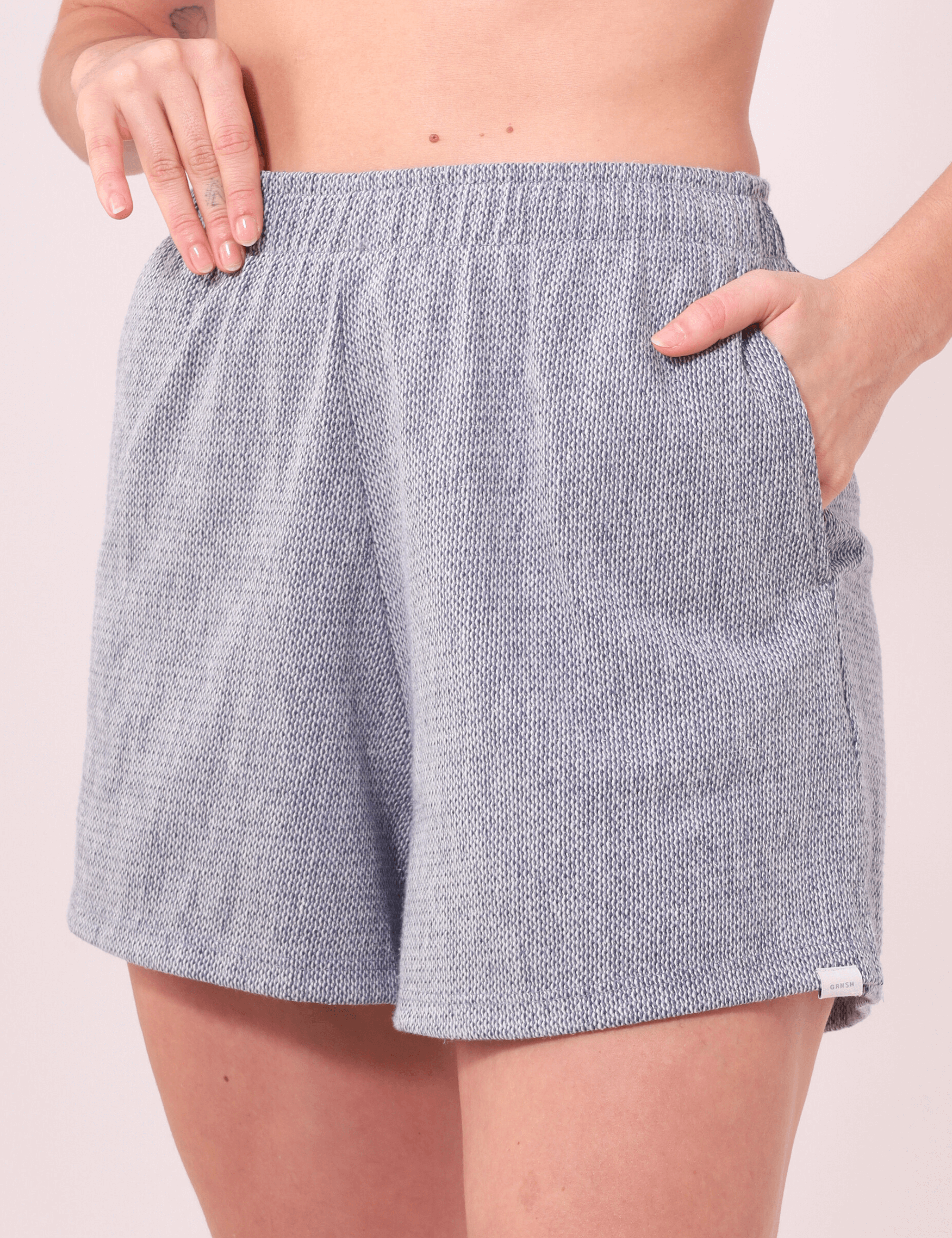 Modelo usando Short Salty Cinza da Greenish, com cintura alta, bolsos laterais e fenda na barra para conforto e estilo.
