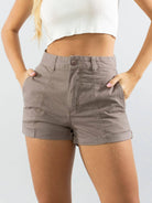 Shorts Sarja Ipanema da marca Greenish na cor cinza, ideal para looks casuais e confortáveis.