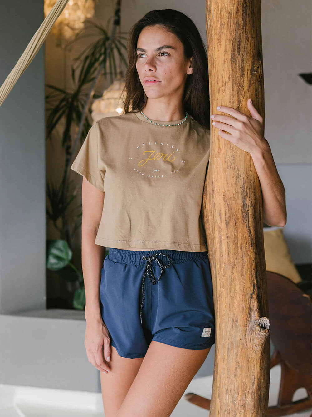 Modelo feminina usando short esportivo azul marinho da marca Greenish, combinação perfeita com estilo e conforto.