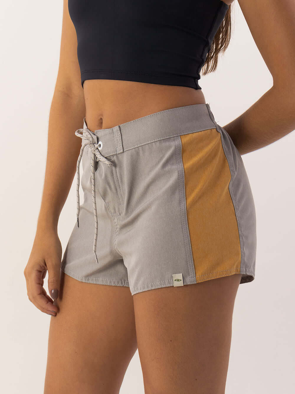 Bermuda Short Sport Sidecut da Greenish, cinza com laterais laranja, confortável para esportes e secagem rápida.