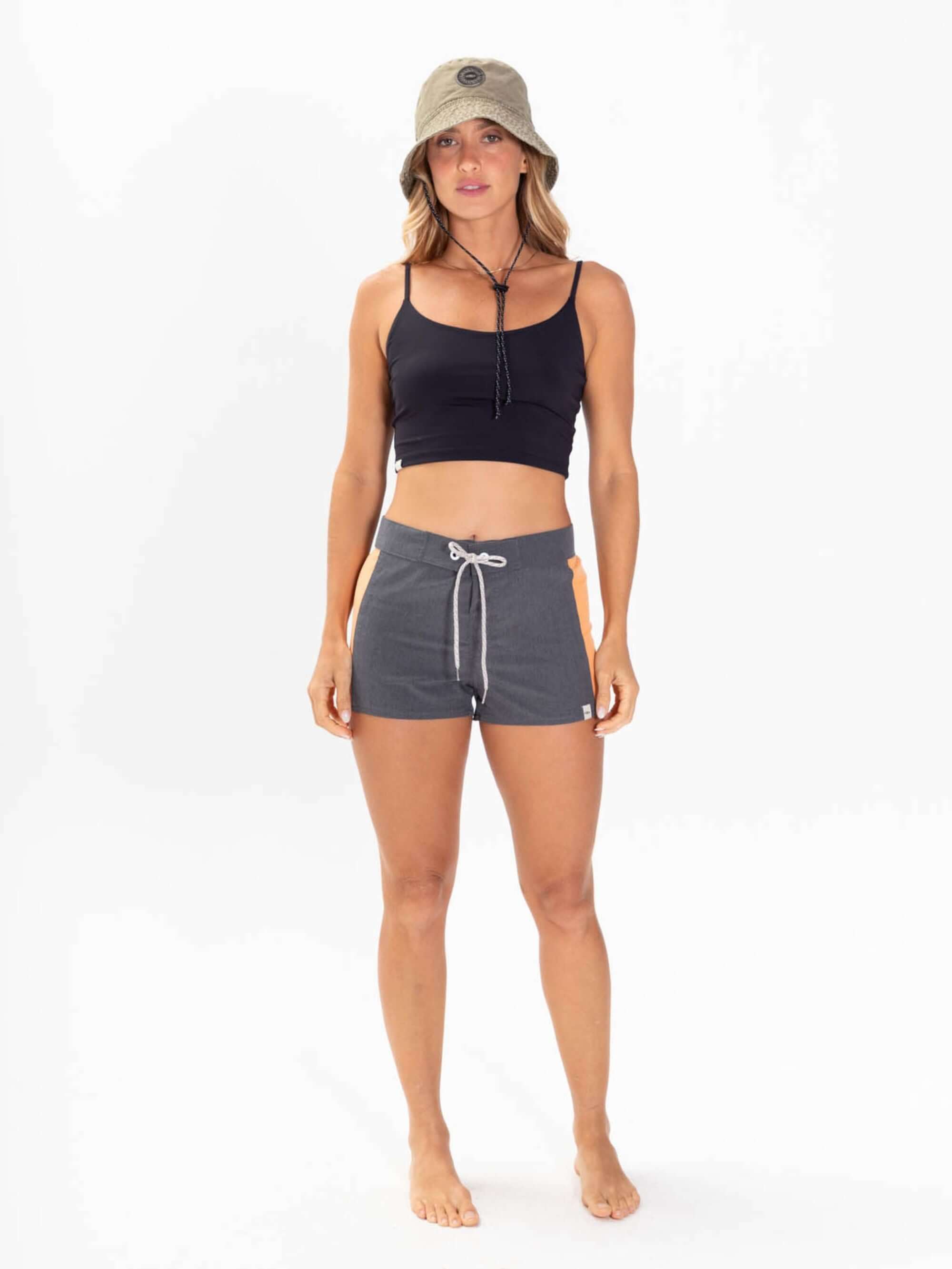 Modelo usando short Sport Sidecut Preto da Greenish, confortável e ideal para esportes, com tecido leve e bolso traseiro.