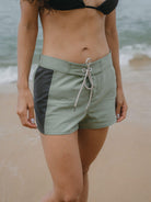 Short Sport Sidecut Verde da Greenish, confortável e anatômico, ideal para esportes com secagem rápida.