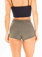 Short Sport Slow Living Verde da Greenish, vista traseira, ideal para praia e esportes, conforto e estilo.