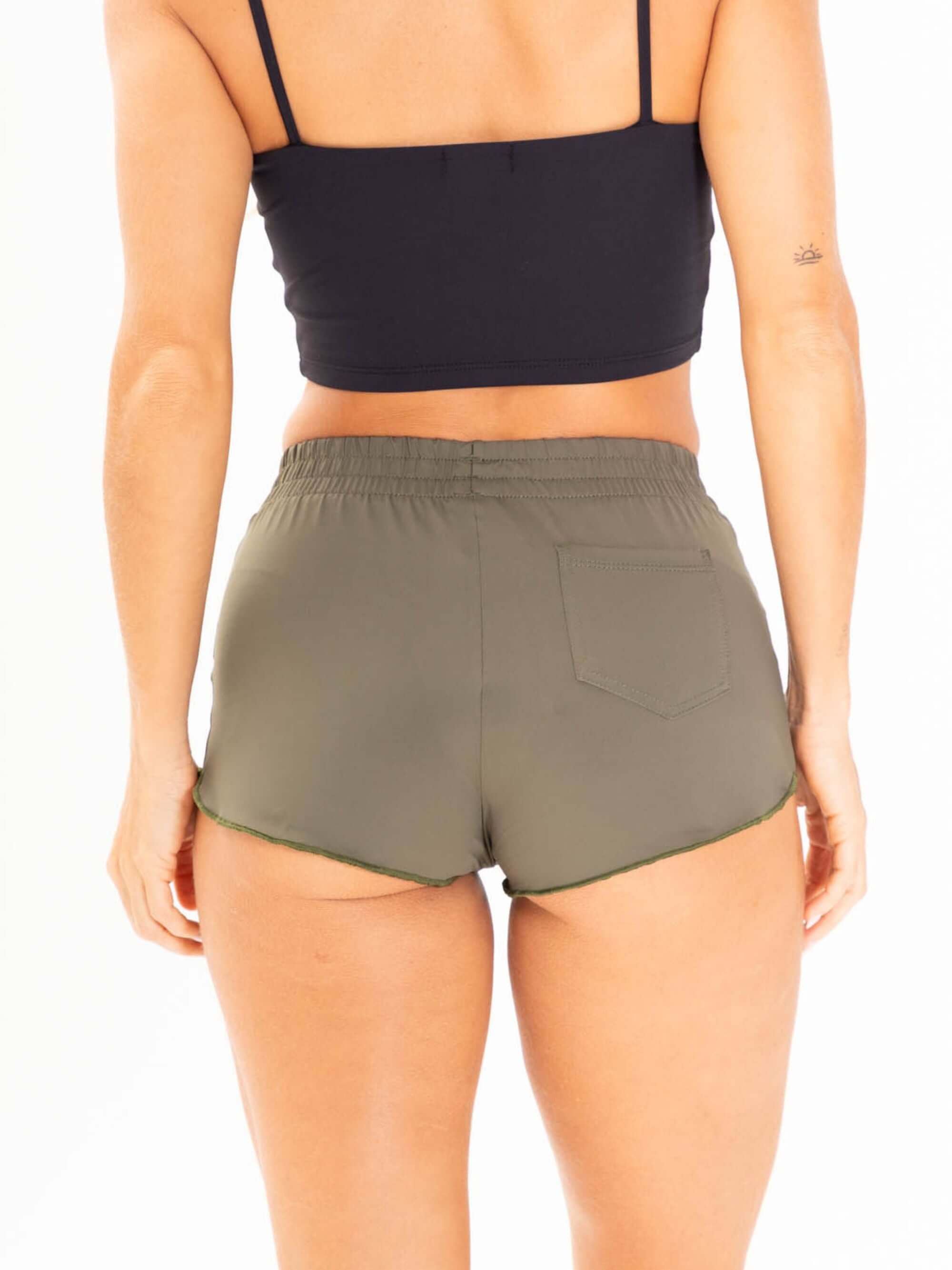 Short Sport Slow Living Verde da Greenish, vista traseira, ideal para praia e esportes, conforto e estilo.