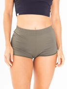 Short Sport Slow Living Verde da Greenish, ideal para praia, surf e kite, com caimento ajustado e confortável.