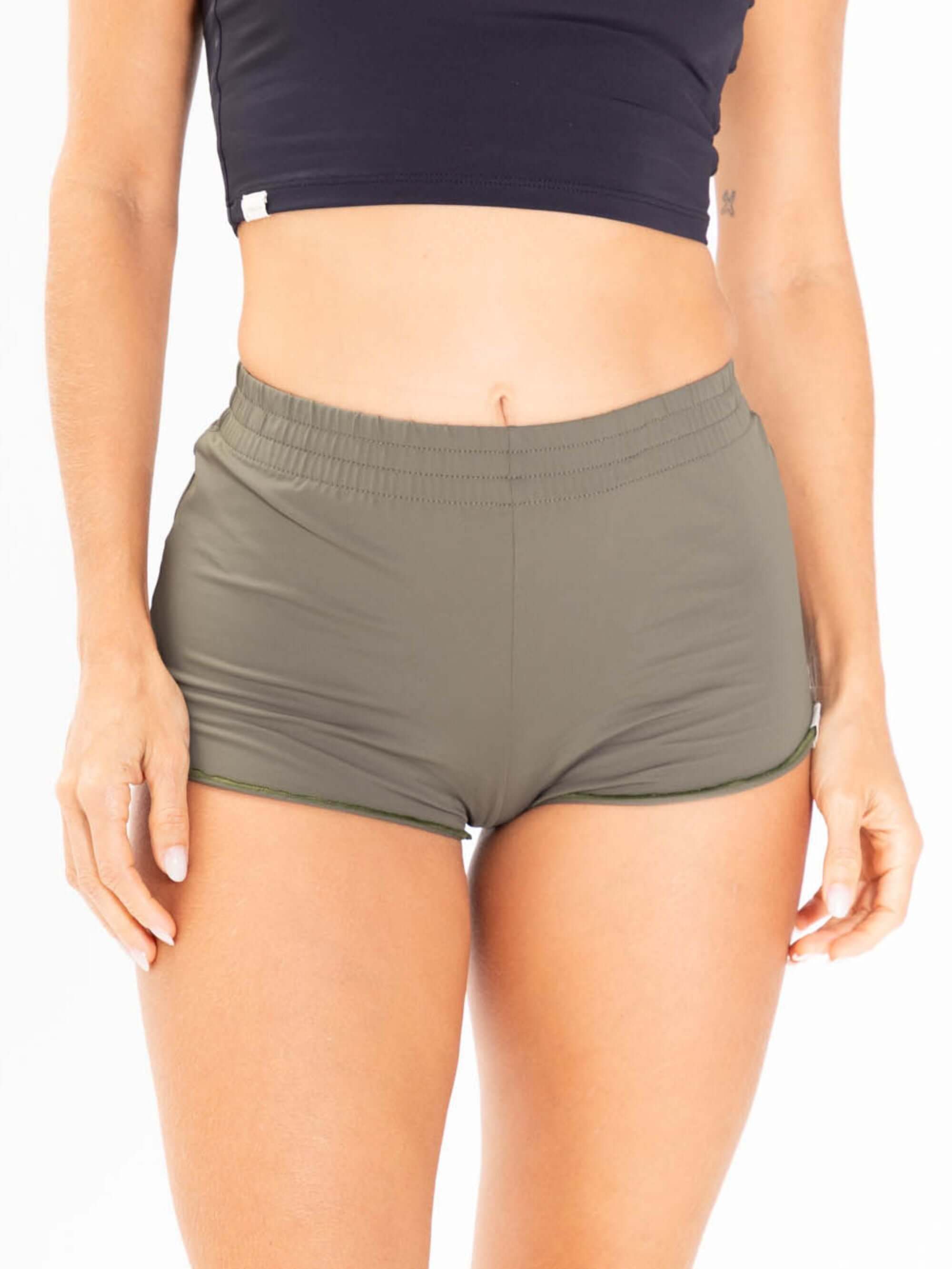 Short Sport Slow Living Verde da Greenish, ideal para praia, surf e kite, com caimento ajustado e confortável.
