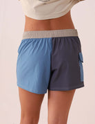 SHORT SPORT TALITA - AZUL da Greenish, shorts esportivo azul com bolso lateral, ideal para conforto e estilo durante exercícios.