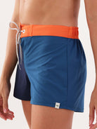 Short esportivo Talita da Greenish na cor azul marinho e laranja, ideal para atividades ao ar livre.