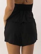 Short Taya Preto da Greenish, elegante e confortável, com caimento soltinho e cós em elástico, ideal para composição de looks.