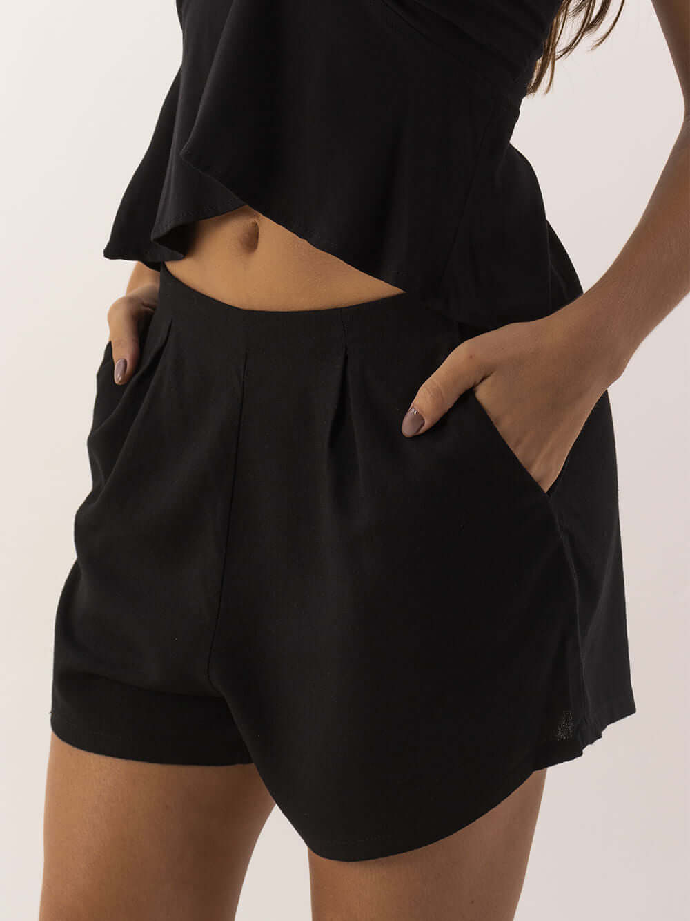 Short Taya - Preto da Greenish, confeccionado em linho e viscose, com pregas e caimento soltinho, ideal para looks versáteis.