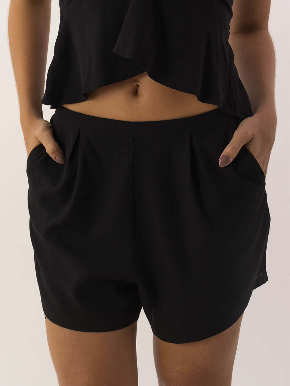 Short Taya - Preto da Greenish, em linho e viscose, elegante e confortável, perfeito para composições de looks modernos.