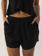 Short Taya - Preto da Greenish, em linho e viscose, elegante e confortável, perfeito para composições de looks modernos.