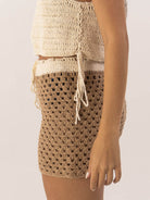Short Tropical Bege da Greenish, feito em crochê, ajuste confortável e cintura regulável para looks praianos.