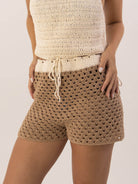Short Tropical Bege da Greenish, feito em crochê 100% algodão, ajuste confortável e cintura regulável, ideal para looks de verão.