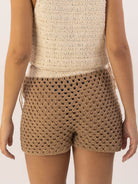 Short Tropical Bege da Greenish em crochê, ajustado ao corpo, ideal para looks praianos.