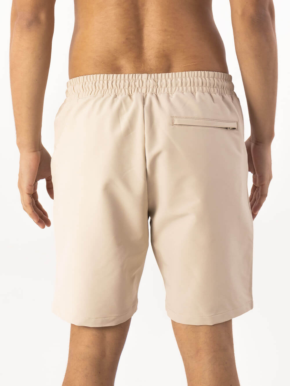 Bermuda Short Urban Tech Bege da Greenish, com cós elástico e bolso traseiro, ideal para estilo e conforto.