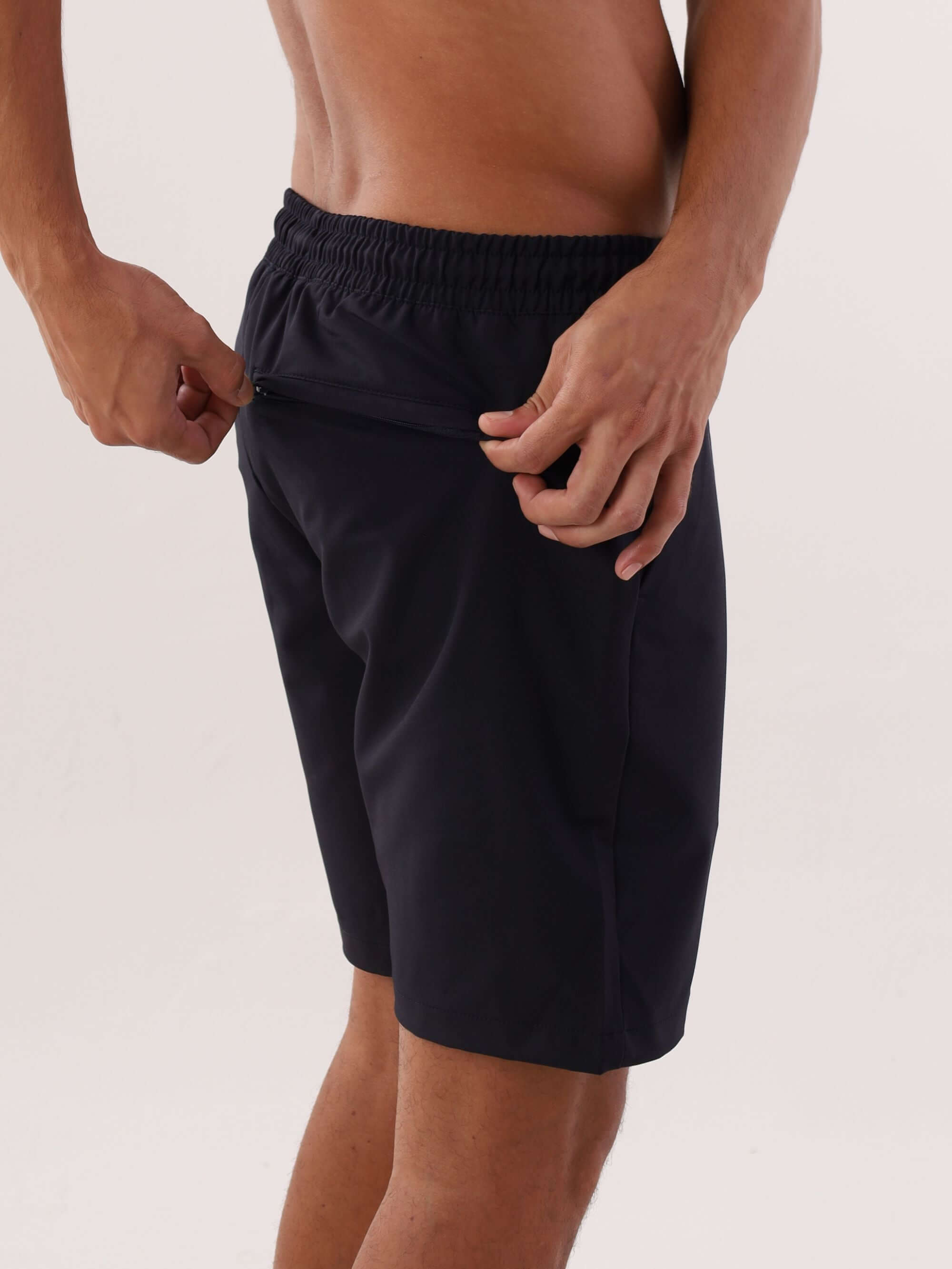 Short Urban Tech preto da Greenish, com tecido de microfibra e cós elástico, perfeito para estilo e conforto.