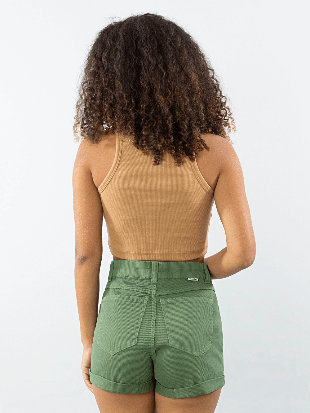 Short vintage Manu verde da marca Greenish, visto de costas, com detalhes em jeans e cor verde.