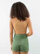 Short vintage Manu verde da marca Greenish, visto de costas, com detalhes em jeans e cor verde.