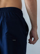 Detalhe do short de vôlei tradicional azul marinho da Greenish, mostrando o bolso e o design confortável.