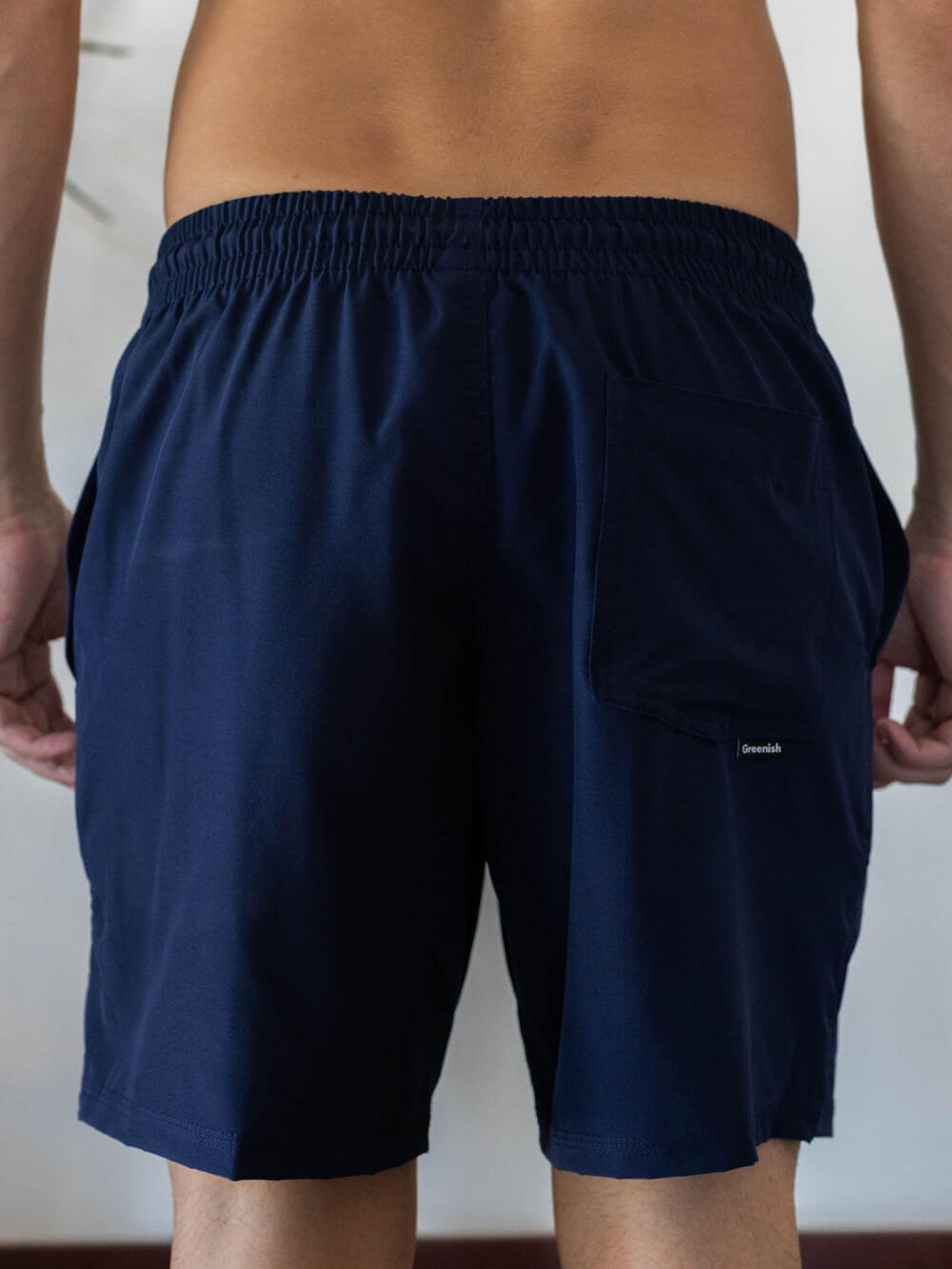 Short Vôlei Tradicional Basic azul marinho da Greenish, visto de trás, com bolso lateral e elástico na cintura.