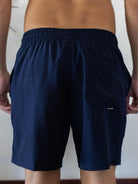 Short Vôlei Tradicional Basic azul marinho da Greenish, visto de trás, com bolso lateral e elástico na cintura.