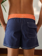 Shorts de vôlei azul marinho da Greenish, com cós laranja e bolso traseiro em velcro.