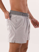 Short Vôlei Blend Cinza da Greenish, ideal para esportes e lazer, com bolso traseiro e design clássico.